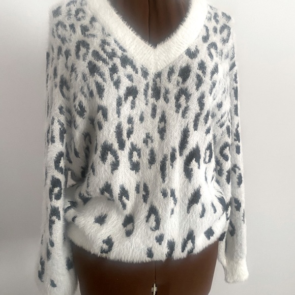 🖤🤍PARKHURST🤍🖤Fuzzy sweater in black and white pattern. Size Medium. New!! - Picture 4 of 9